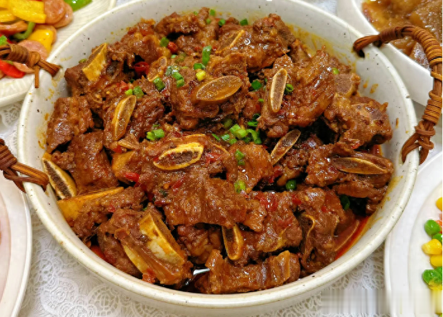 女子第一次到男友家吃饭，婆婆换着花样做饭，妈妈却说：趁早分手