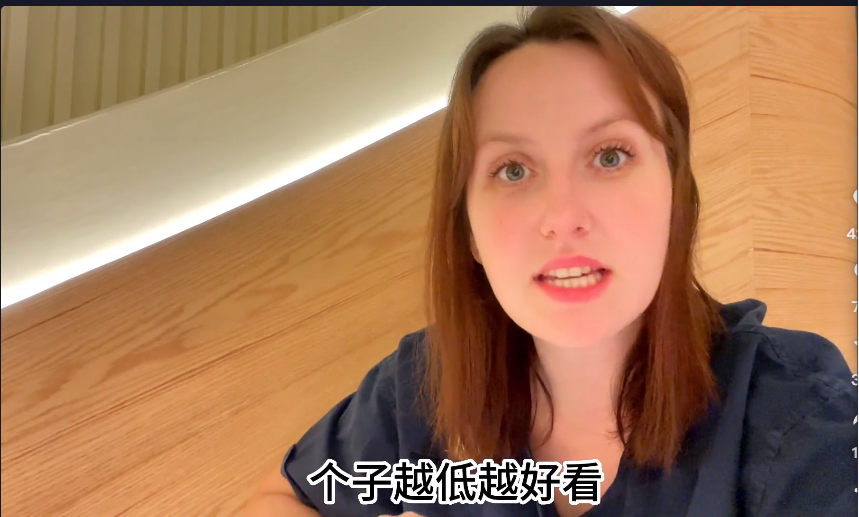 刘烨带老婆去爬山,诺一霓娜气质特殊似流浪,安娜白发像老太太