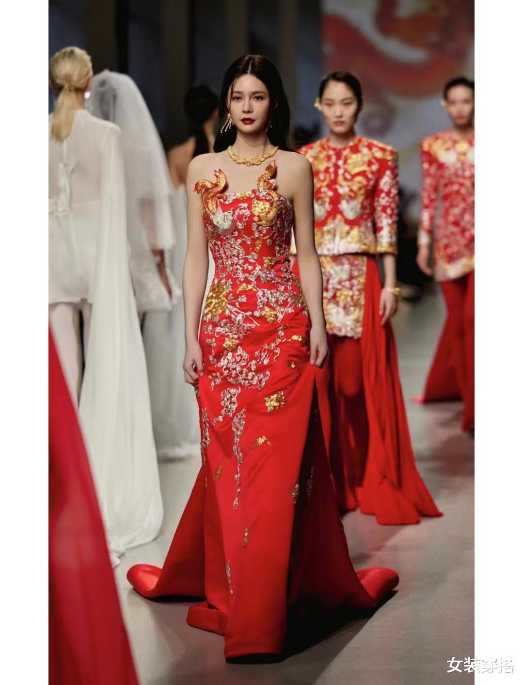 沈梦辰巴黎时装周火出圈！穿龙凤袍走秀，网友：湘西妹子美艳大气