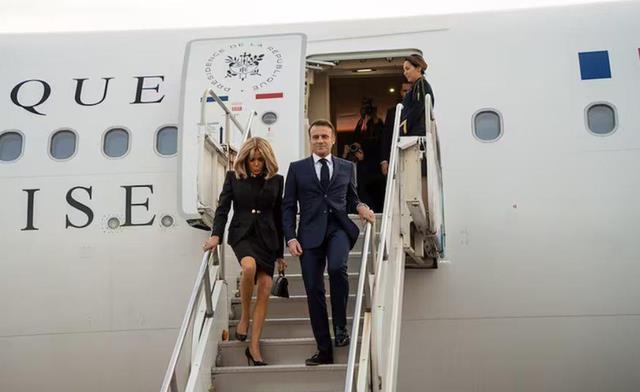 马克龙带爱妻到阿根廷,71岁布丽吉特独爱迷你裙,身姿曼妙惹人眼