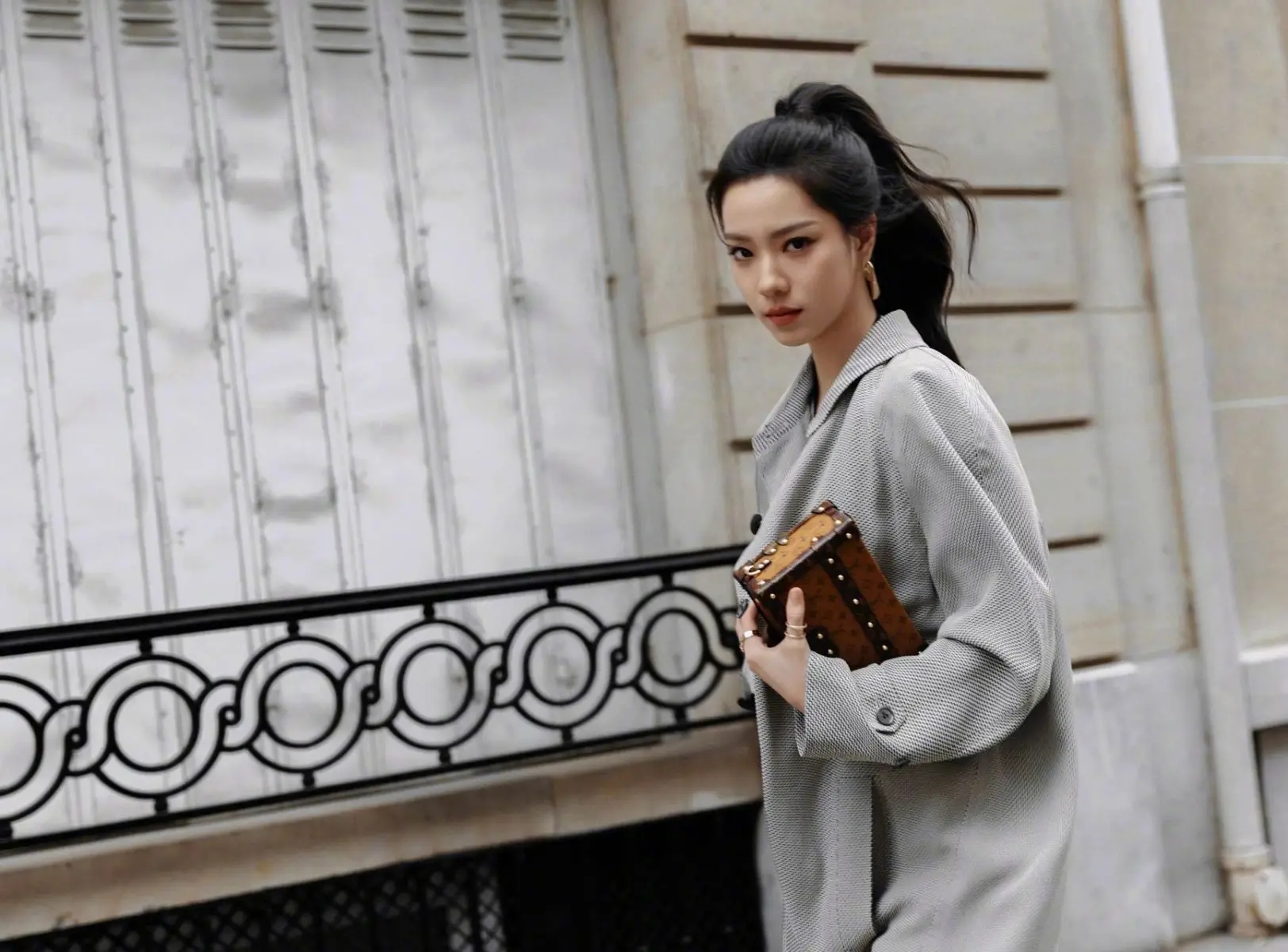 庄达菲首秀巴黎时装周，酷飒裤装搭高马尾引领青春风尚