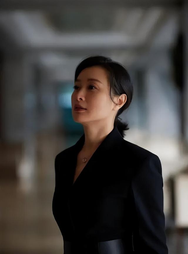 54岁陈建斌七夕国外游，休闲穿着被嘲满满老人味，蒋勤勤反被夸！