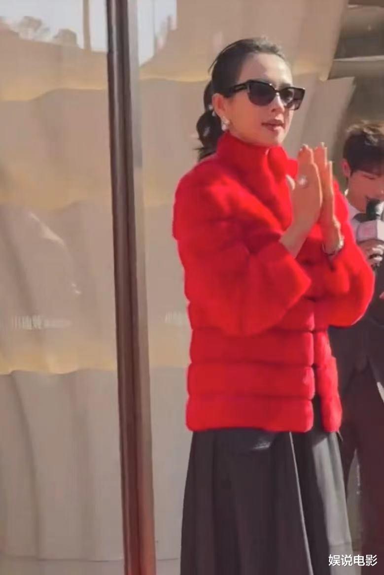 章子怡一身红衣亮相活动,状态也太好了