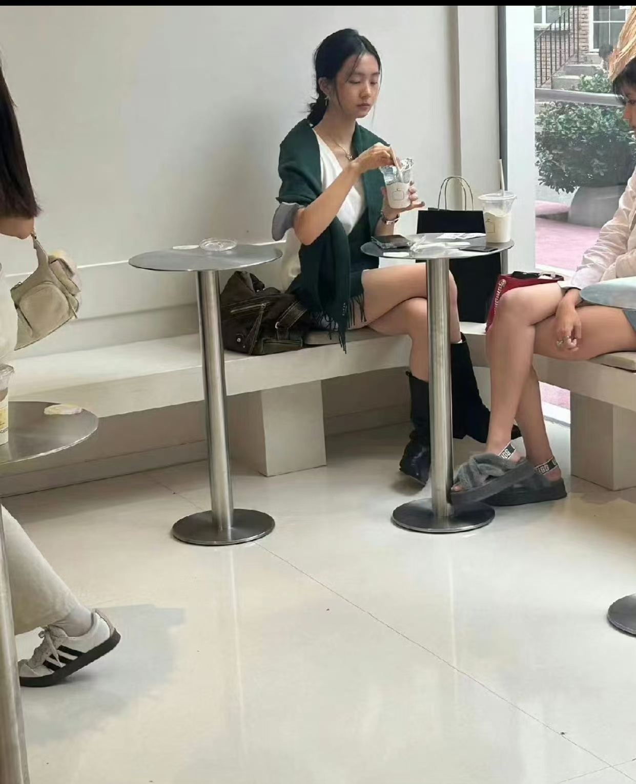 黄多多当街被偶遇星味足，穿搭被扒价格亮眼，王诗龄近照完全不同