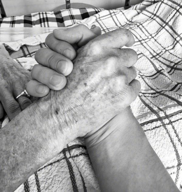 黄晓明95岁姥姥去世!最后露面瘦到皮包骨,没等到黄晓明二胎出生