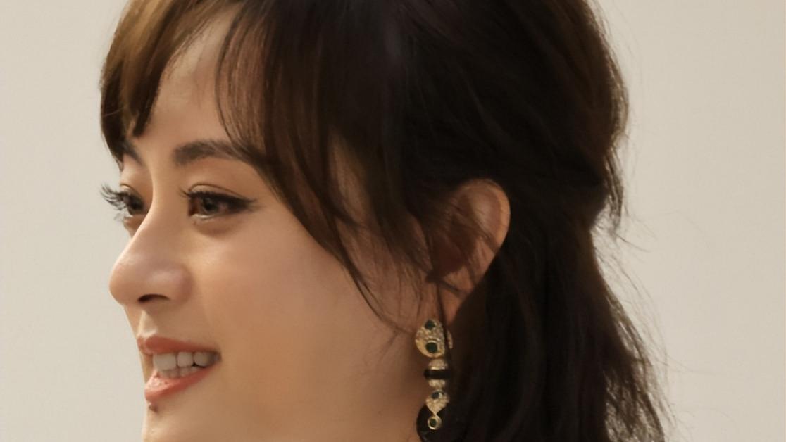 深圳这一夜，被“长发披肩”的孙俪惊艳，凶相变福相，甩打针脸几条街