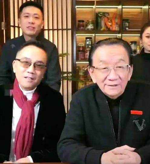 侯耀华“后院”起火!女徒弟身着清凉给徐少华伴舞,合照搔首弄姿