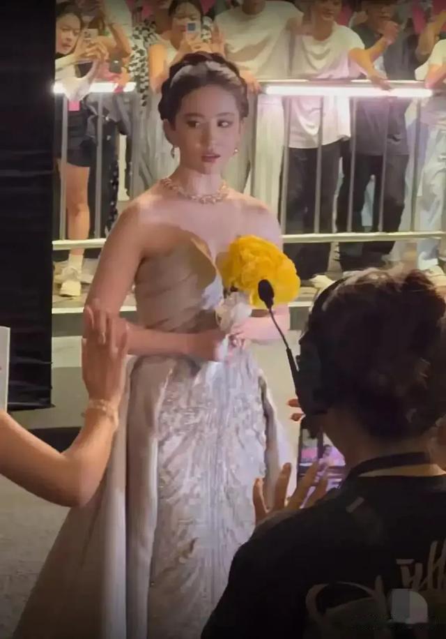 哇塞!刘亦菲在深圳万象城美翻啦,简直绝绝子!