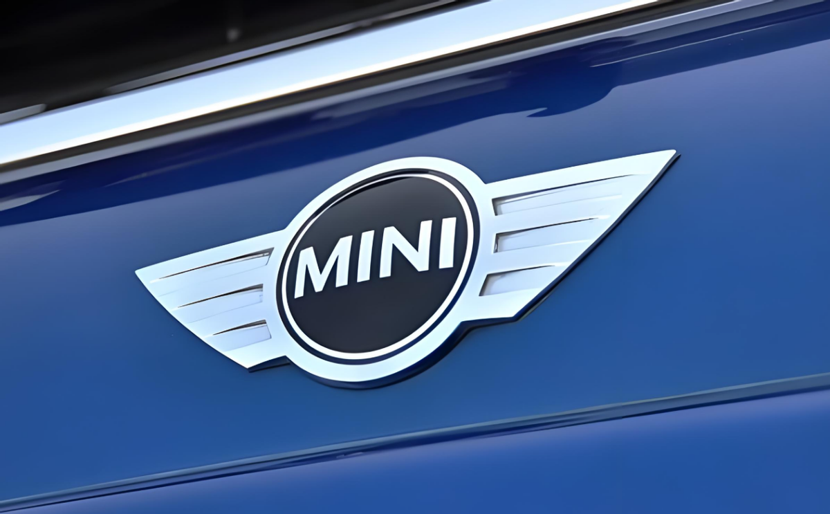 上市仅3月，纯电版MINI开启官降，最低14.88万起，能讨好年轻人？