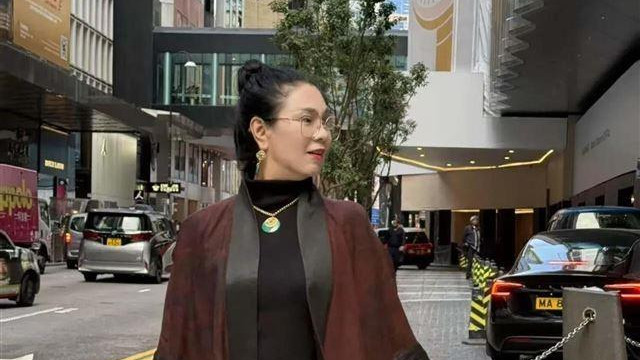 35岁沈梦辰带着爸妈游香港，父母穿搭潮流时尚，根本看不出有60多