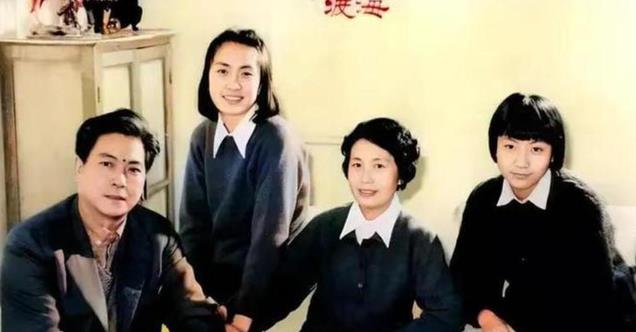 75年，张玉凤一家四口的合影，31岁的她，长相惊艳，气质出众！