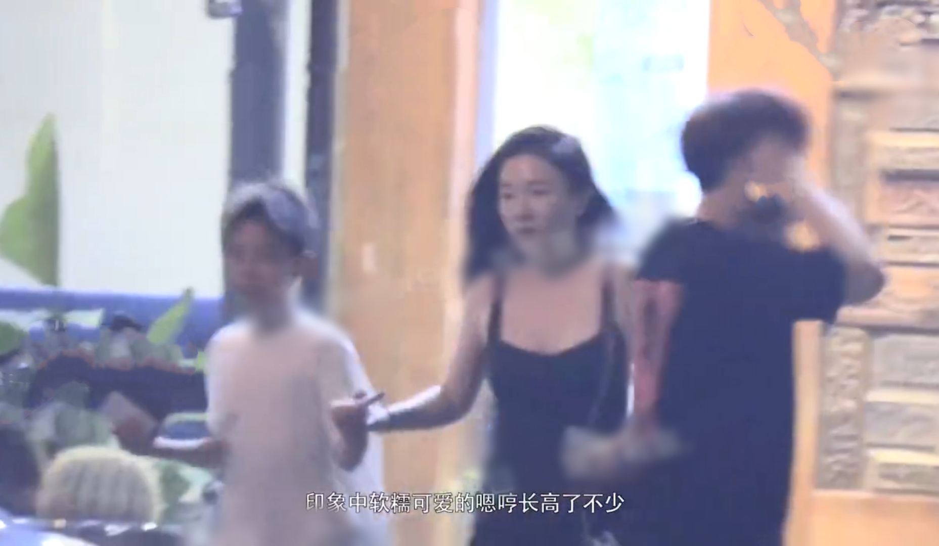 43岁霍思燕带儿子聚餐,母子牵手小跑,10岁嗯哼和妈妈只差半个头