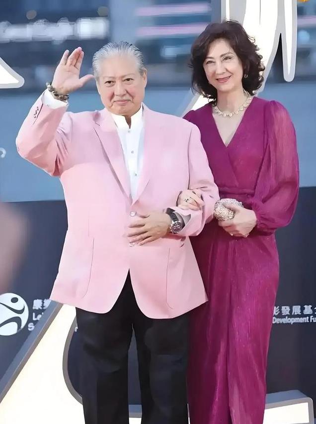 同为后妈，琼瑶爱了半生最终被平家辜负，高丽虹却被洪家宠成女王