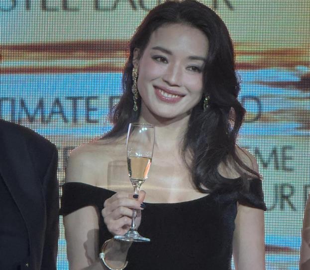 李沁“一脸苦相”算不算大美女?看看她和舒淇站在一起就有答案了