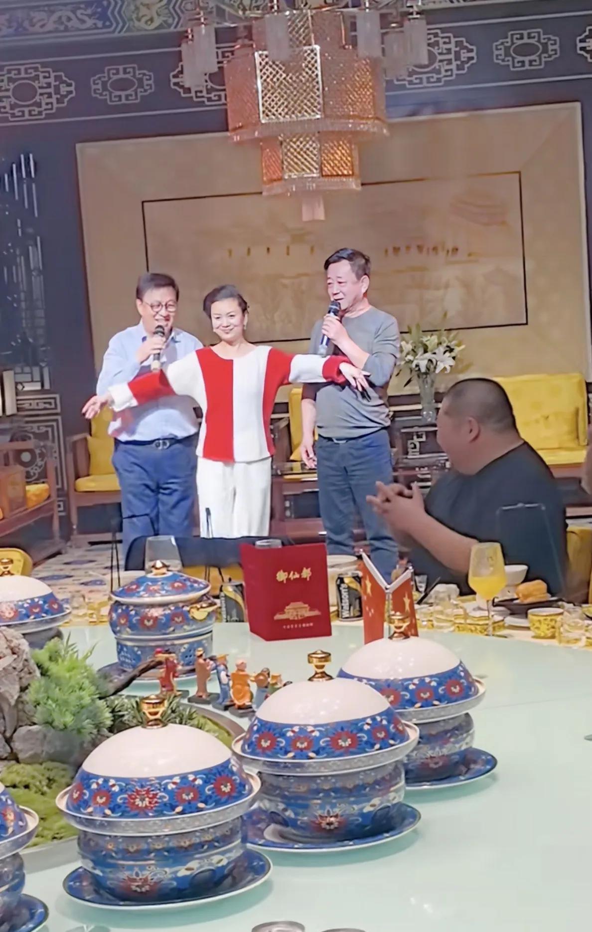 朱军与妻子谭梅参加高端饭局,庆祝新年桌子摆满名酒,两位均有白发