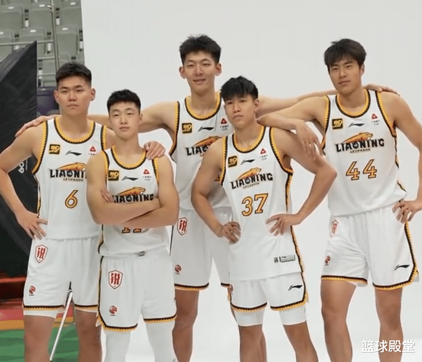 辽宁拍摄定妆照！张陈搞笑，继伟抱阿丘尔，金金成熟，5小将合影