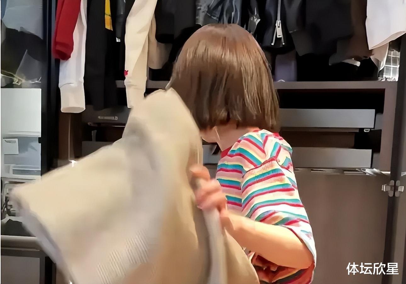 付辛博老婆晒衣橱像批发市场，颖儿衣服扔一地！送助理T恤好大方