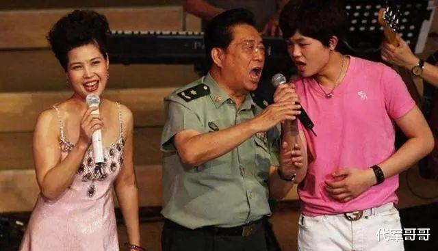 李双江近况曝光!84岁仍四处商演赚钱,如今儿子是他一生的痛
