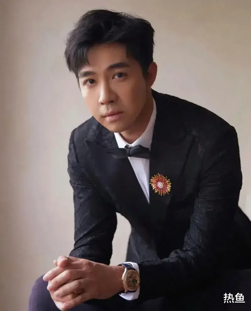 王晓晨晒99朵玫瑰花束，捧爱心蛋糕秀恩爱，疑似男友俞灏明所送