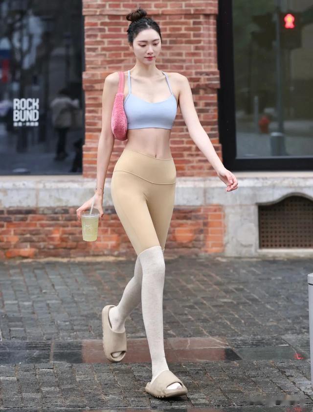 健身路上的女孩