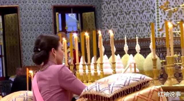 苏提达王后走少女路线，樱花礼服仙气飘飘，跟国王老公秀恩爱