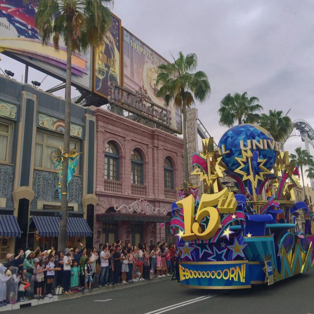 北京在意万圣节的人，在环球影城被僵尸追着砍