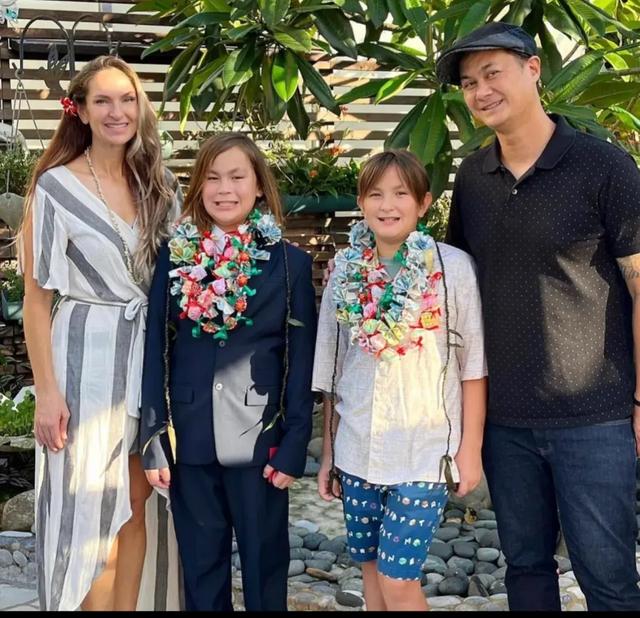 许冠杰庆祝76岁生日,三代同堂外出吃饭,混血双胞胎孙子长发披肩