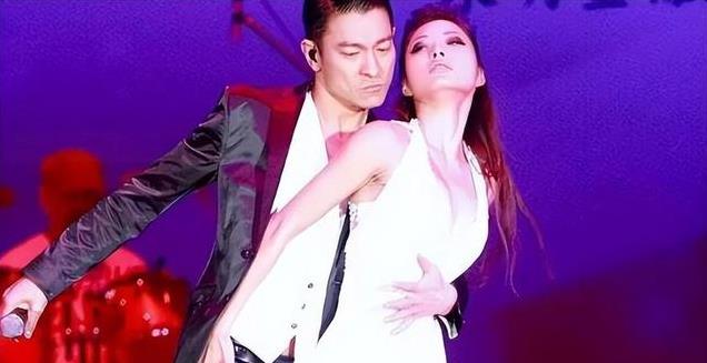 刘德华御用舞伴赖文慧买咖啡被偶遇，走路外八字，头发少很普通