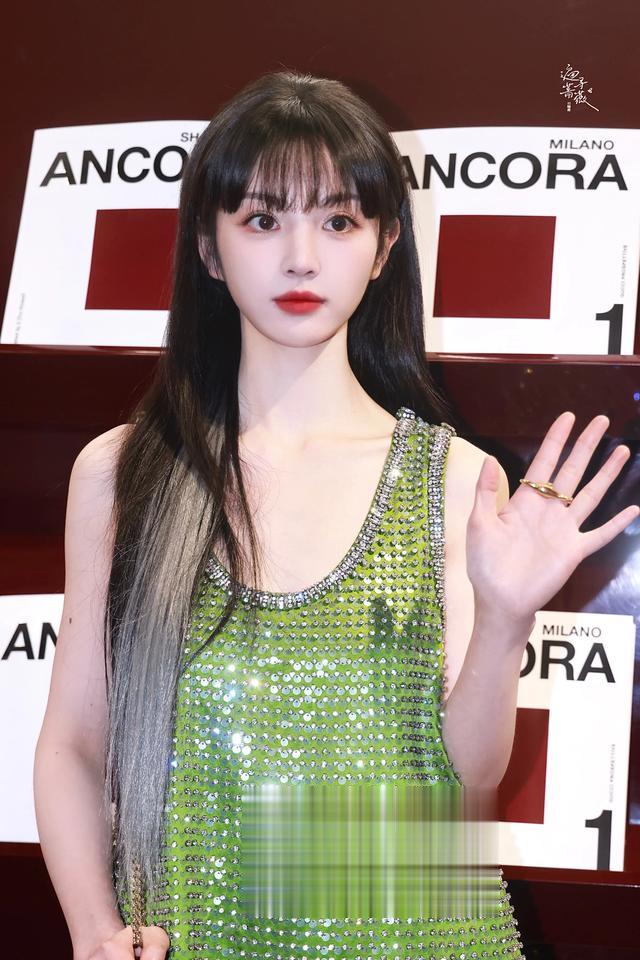 田曦薇今日Gucci活动妆造，小田好甜好美呀[憧憬] ???