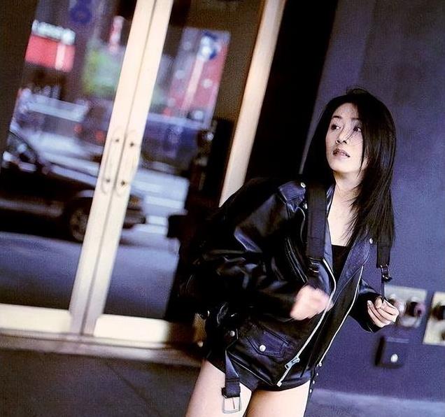 她苦熬7年最终逼走原配,嫁入豪门仅3年,因身上长瘤死在丈夫怀中