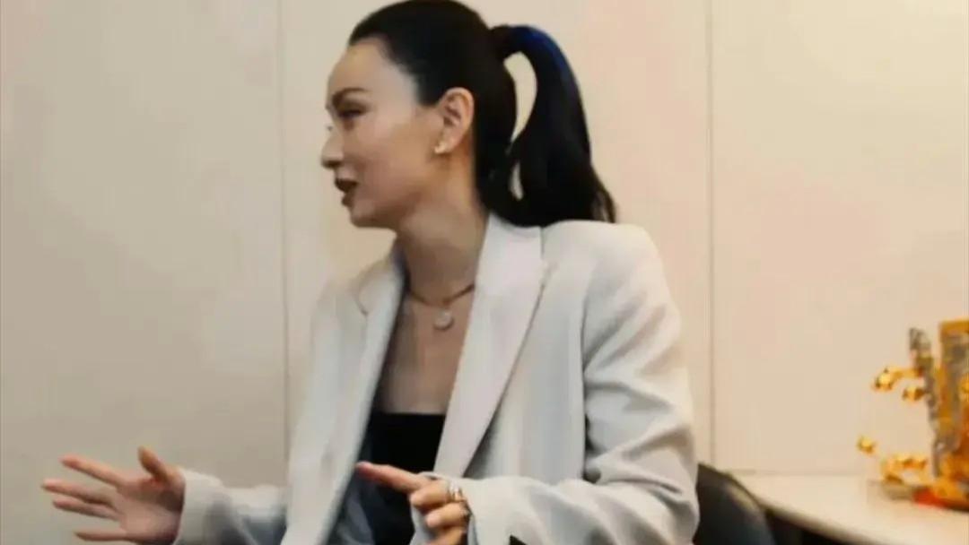 小陶虹后台秀肉丝美腿，年过半百依旧迷人，你还会为她心动吗？