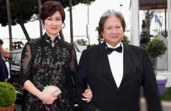 洪金宝36岁女儿至今未嫁,看到照片后,网友:这谁敢娶?