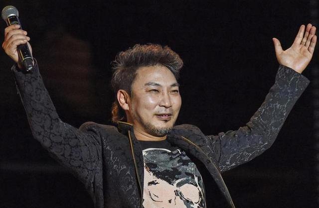 毁容|陈少华：春晚一曲成名，却被伴舞恶意伤害毁容，如今怎么样了？