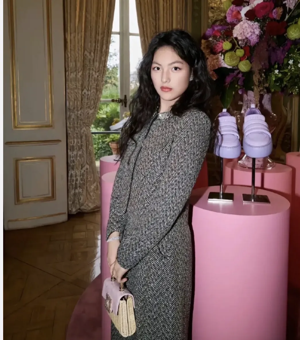 李湘和辛芷蕾同台：李湘“壮”到不敢认，15岁王诗龄暴露真实状态