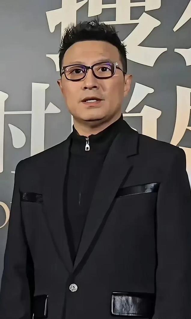 无滤镜现原形,热巴香肠嘴,高圆圆两层游泳圈,杨坤成行走的石像