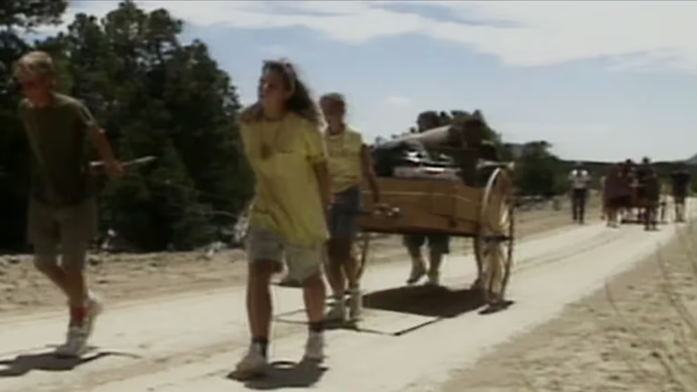 帕丽斯·希尔顿公开惨遭侵犯经历,呼吁改进青少年治疗设施