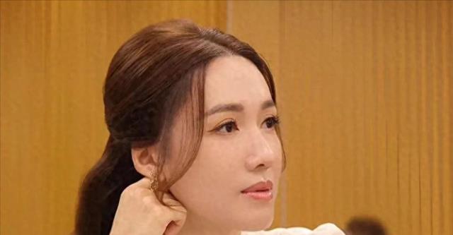 43岁李施嬅内地爆红，TVB失意，逆袭之路如何？