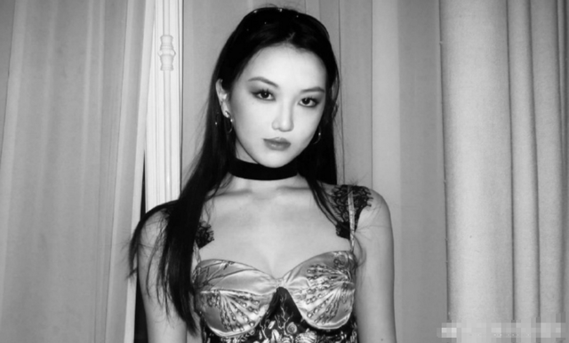 王菲17岁女儿晒自拍引热议!化浓妆衣着成熟,气场强大模特范十足