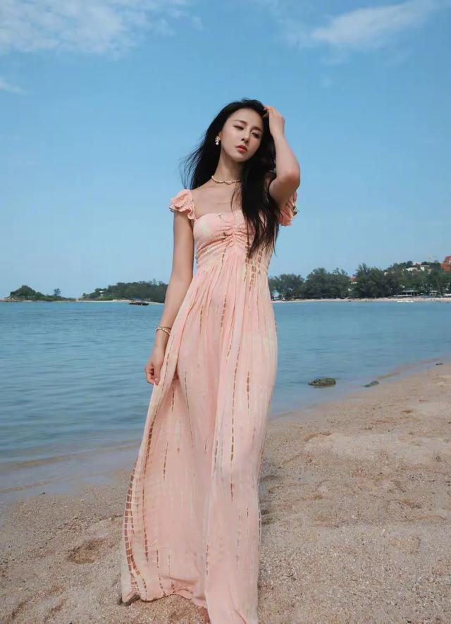 贾青那迷离的眼神非常吸引人