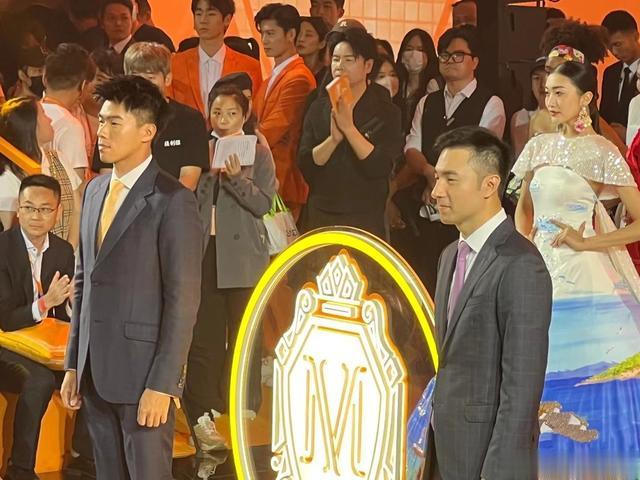 【乔欣恋情大揭秘】偶遇清水寺的神秘男子竟是鸿荣源二公子?