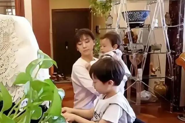 跟著名导演离婚30年后，再看她的人生，今62岁无儿无女毫不后悔