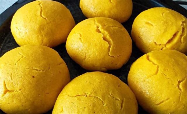 一碗玉米面，半个南瓜，筷子一搅，个个松软开花，15分钟搞定早餐