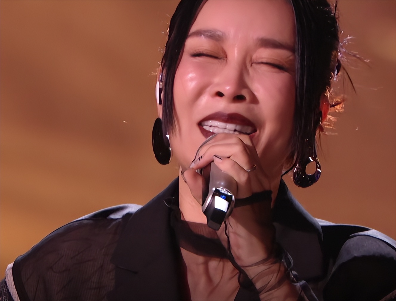 55岁孙楠跟56岁那英站在一起，自然老去和医美老去的差距一目了然