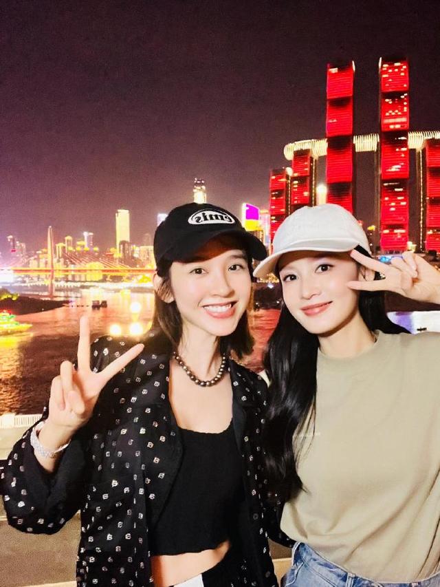 唐艺昕和女儿合照，真的好罕见，穿搭好时尚