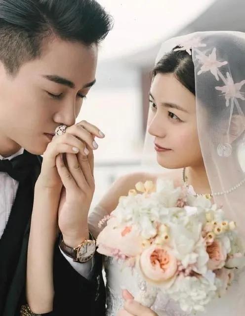 陈妍希离婚后逛街,超短裙秀活力,单身生活愈发精彩