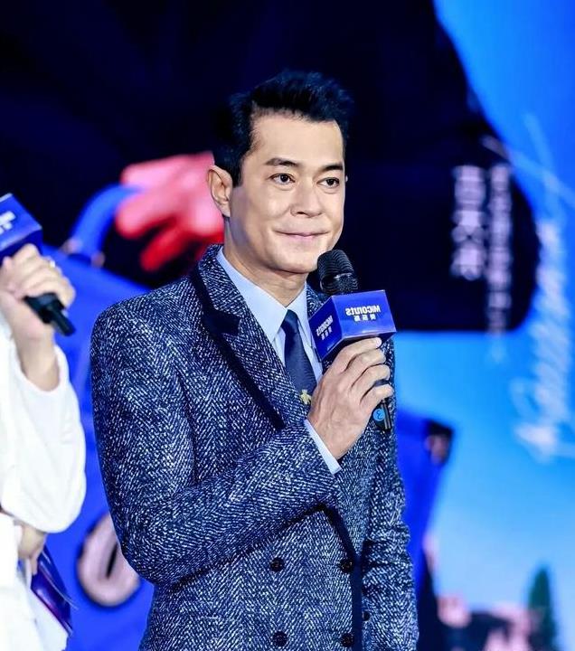 古天乐出席活动脸部僵硬 与甘比合影拒绝比心 甘比很尴尬 当场黑脸