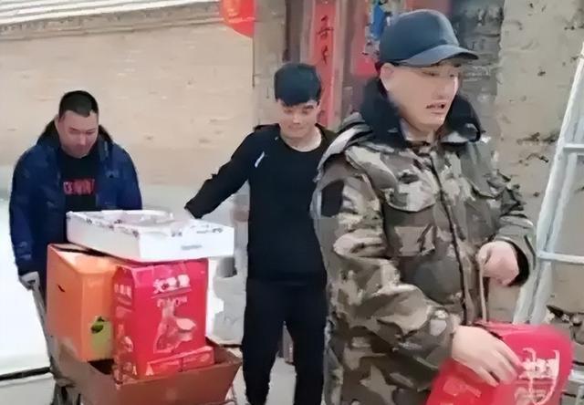 大衣哥给村民送年货，邻居不领情直接退回来了，网友：吃力不讨好！