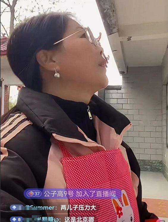 汪小菲让孩子保姆带薪休假 小杨阿姨打扫自己家大院!张兰榜一