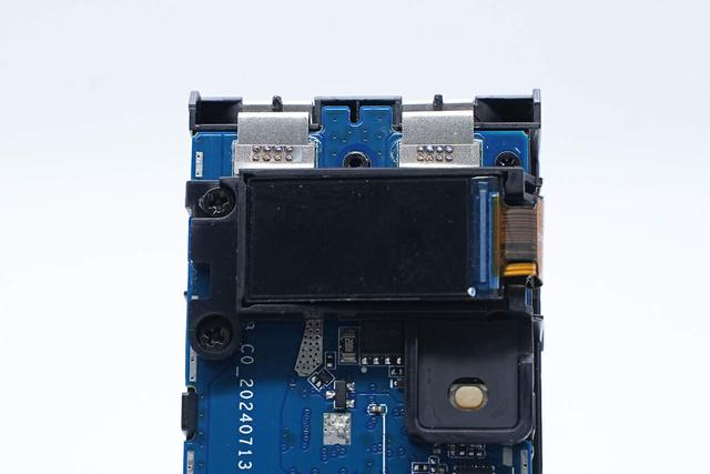 支持65W PD快充和120W小米快充，小米165W自帶線充電寶拆解