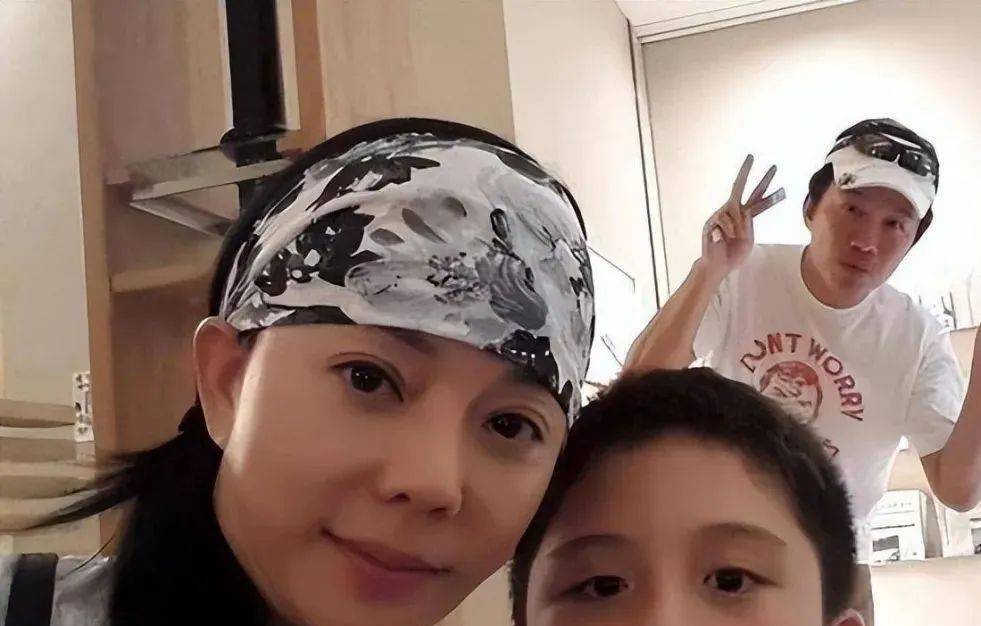 狄莺儿子被曝每晚需捧着妈妈胸部睡觉, 如今光屁股闯入泰国民宅？